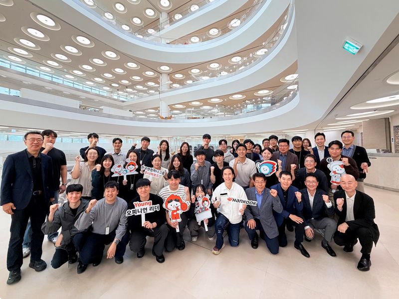 조현범 한국앤컴퍼니그룹 회장(첫째줄 오른쪽 다섯번째)이 지난 13일 경기 성남시 판교 본사 테크노플렉스에서 열린 주니어보드 3·4분기 워크숍에서 임직원과 기념촬영을 하고 있다. 한국앤컴퍼니그룹 제공