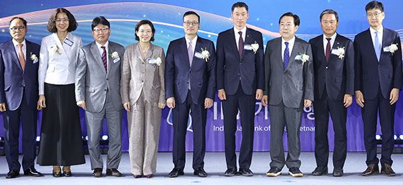 지난 13일(현지시간) 베트남 하노이에서 열린 IBK베트남은행 출범식에서 이미연 주베트남 한국대사관 대사(왼쪽 네번째부터), 팜 꽝 중 베트남 중앙은행 부총재, 장민영 IBK기업은행장, 김기문 중기중앙회 회장이 기념촬영을 하고 있다. IBK기업은행 제공