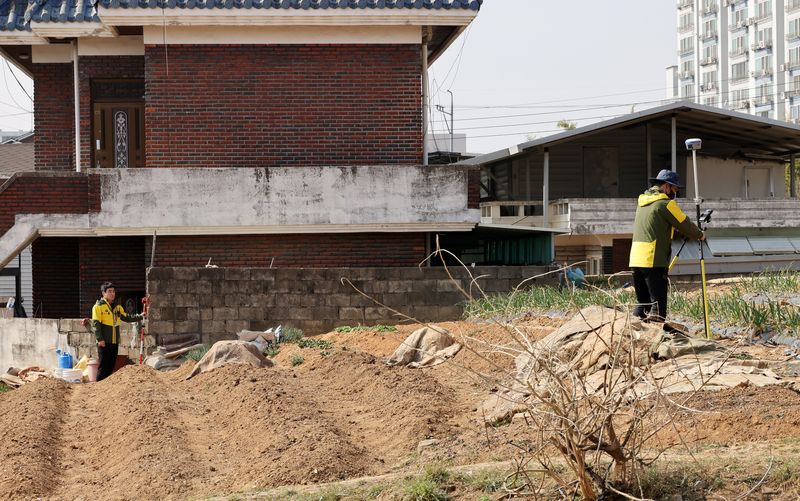 실시간위성측량장비(GNSS)를 이용해 지적측량을 하고 있다. 한국국토정보공사 제공