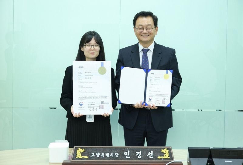 민경선 고양특례시장(오른쪽)이 AI 아이디어 공모전 최우수상 수상에 이어 관련 기술의 특허 등록 성과를 거둔 김동은 주무관과 기념 촬영을 하고 있다. 고양시 제공