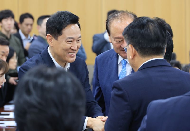 오세훈 서울시장(왼쪽 첫번째)이 14일 서울시청에서 열린 제204차 서울특별시구청장협의회에 참석해 구청장 등과 인사하고 있다. 연합뉴스