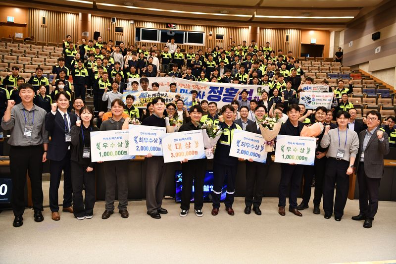 지난 13일 경북 포항 포스텍에서 열린 포스코퓨처엠의 임직원 AI 활용 성과 공유 'AI 페스티벌'에서 수상자와 참가자들이 기념촬영을 하고 있다. 포스코퓨처엠 제공