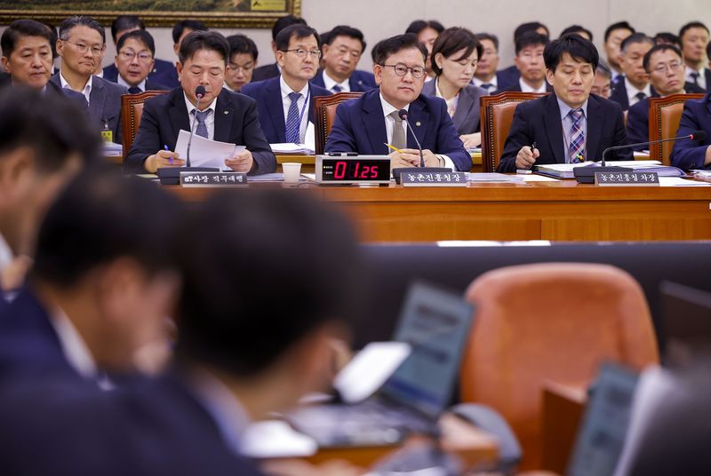 [서울=뉴시스] 정병혁 기자 = 이승돈 농촌진흥청장이 14일 서울 여의도 국회에서 열린 농림축산식품해양수산위원회의 농촌진흥청 등에 대한 국정감사에서 질문에 답하고 있다. 2026.10.14. jhope@newsis.com