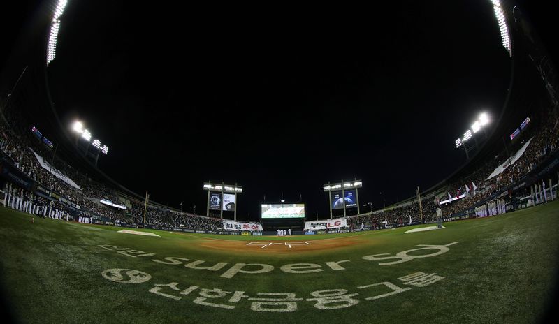 14일 오후 서울 송파구 잠실야구장에서 열리는 프로야구 '2026 신한 SOL KBO 와일드카드 결정전' 1차전 두산 베어스와 LG 트윈스의 경기에 앞서 양 팀 선수들과 관중들이 국민의례를 하고 있다. 2026.10.14 ⓒ 뉴스1 김진환 기자