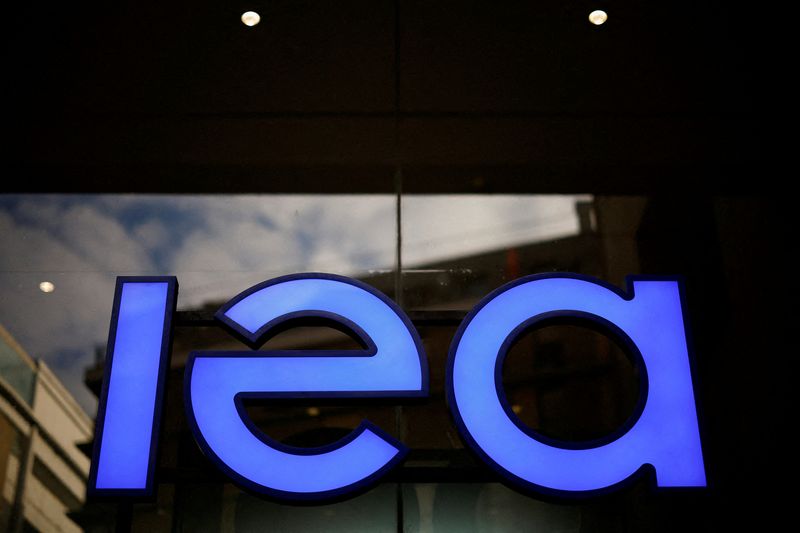 석유 소비국들의 모임인 국제에너지기구(IEA)가 14일(현지시간) 수 주일 안에 글로벌 경윳값이 다시 뛰기 시작하고, 경유 부족 사태는 내년 중반까지 이어질 것이라고 경고했다. 로이터 연합