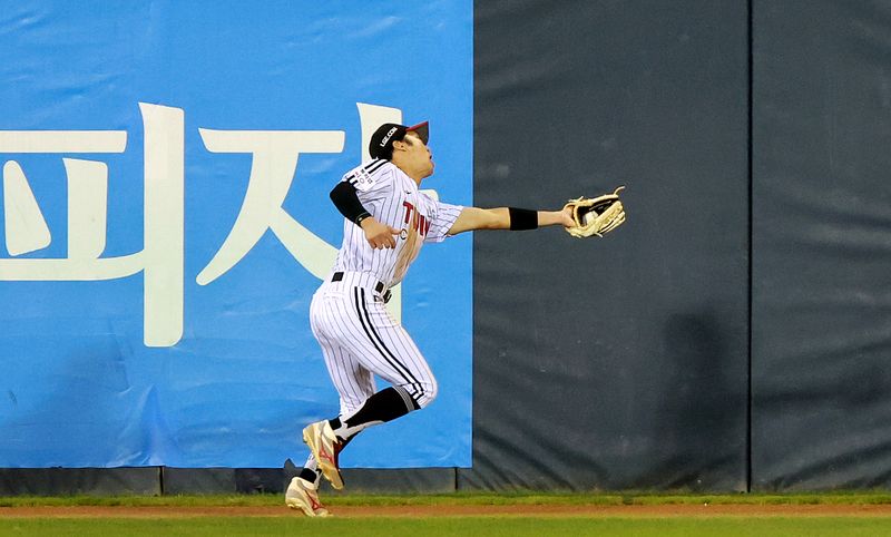 14일 오후 서울 송파구 잠실야구장에서 열린 프로야구 '2026 신한 SOL KBO 와일드카드 결정전 1차전' 두산 베어스와 LG 트윈스의 경기, 7회초 1사 만루 상황에서 LG 박해민이 두산 대타 양석환의 타구를 잡아내고 있다. /사진=뉴스1