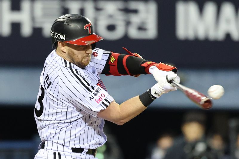 14일 서울 송파구 잠실야구장에서 열린 프로야구 2026 KBO 포스트시즌 와일드카드 결정 1차전 두산 베어스와 LG 트윈스의 경기, 1회말 1사 1루 LG 3번타자 오스틴이 투런 홈런을 치고 있다. /사진=뉴시스