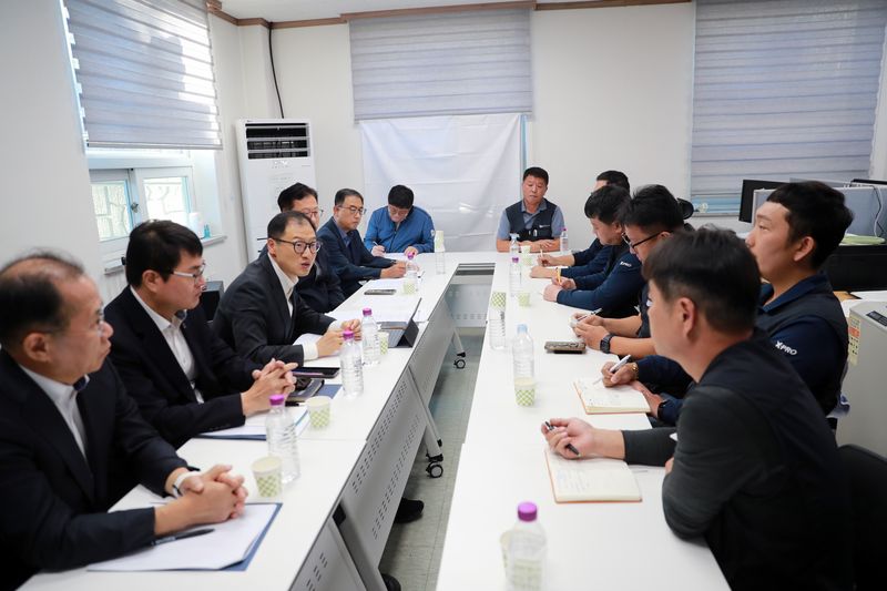 김상욱 울산시장은 14일 DN오토모티브 울산공장에서 만난 이 회사 노조 관계자와 피해 노동자들로부터 납 분진 등 작업 환경에 대한 의견을 듣고 있다. 울산시 제공