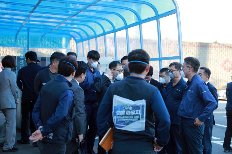김상욱 울산시장은 14일 노동자 납 노출 및 주사 투약 의혹이 제기된 DN오토모티브 울산공장을 찾았다. 김 시장이 작업 현장을 확인하기에 앞서 마스크를 착용하고 있다. 울산시 제공