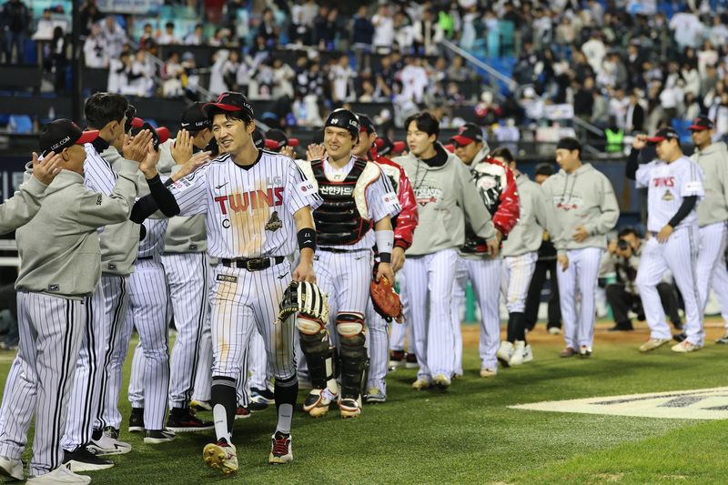 14일 서울 송파구 잠실야구장에서 열린 프로야구 2026 KBO 포스트시즌 와일드카드 결정 1차전 두산 베어스와 LG 트윈스의 경기, 1-4로 승리하며 준플레이오프에 진출하게된 LG 박해민과 선수들이 자축하고 있다. /사진=뉴시스