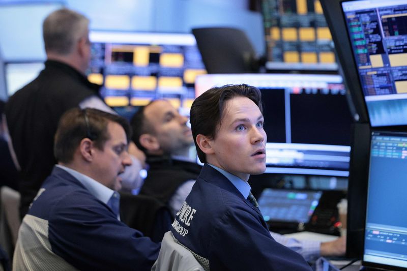 '월가 공포지수' 시카고옵션거래소(CBOE) 변동성지수(VIX)가 16일(현지시간) 23% 폭등하며 심리적 저항선 20을 뛰어넘은 가운데 옵션 시장에서는 추가 상승에 베팅하는 거래가 급증했다. 뉴욕 증시가 다음 달 중반까지 급격히 요동칠 것으로 예상하는 전문가들이 많아졌다. AFP 연합