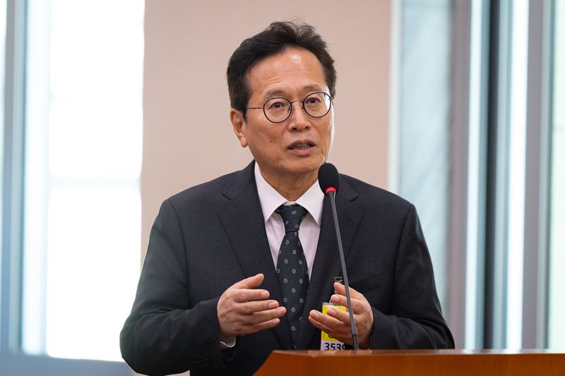 황교익 한국문화관광연구원장이 14일 서울 여의도 국회에서 열린 문화체육관광위원회의 사행산업통합감독위원회 등에 대한 국정감사에 출석해 의원 질의에 답하고 있다. /사진=뉴스1