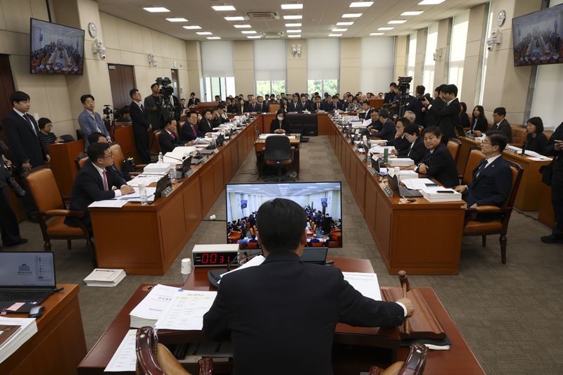 [서울=뉴시스] 김근수 기자 = 김영진 국회 행정안전위원회 위원장이 지난 6일 오전 서울 여의도 국회에서 열린 행정안전위원회 국정감사에서 의사봉을 두드리고 있다. 2026.10.06. ks@newsis.com