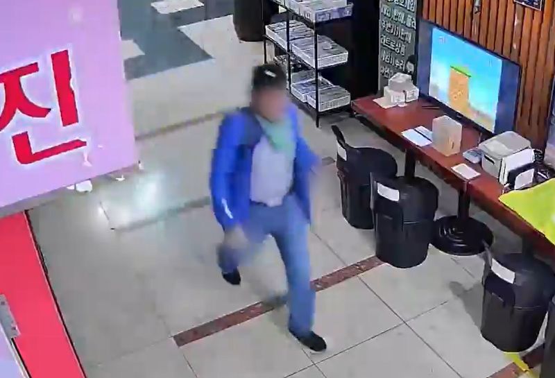 13일 오후 인천 남동구 홈플러스 푸드코트에서 50대 남성이 흉기 난동을 벌여 1명이 심정지 상태에 빠지는 등 마트 및 영화관 이용객 8명이 다쳤다. 사진은 건물 2층 식당가 CCTV에 담긴 피의자 모습. (독자 제공. 재판매 및 DB 금지) /사진=뉴스1