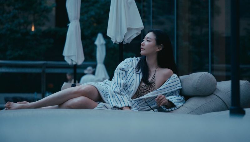 [서울=뉴시스] 배우 김사랑이 호피무늬 수영복 위에 줄무늬 가운을 걸친 채 늘씬한 각선미를 뽐내고 있다. (사진=김사랑 인스타그램 캡처)