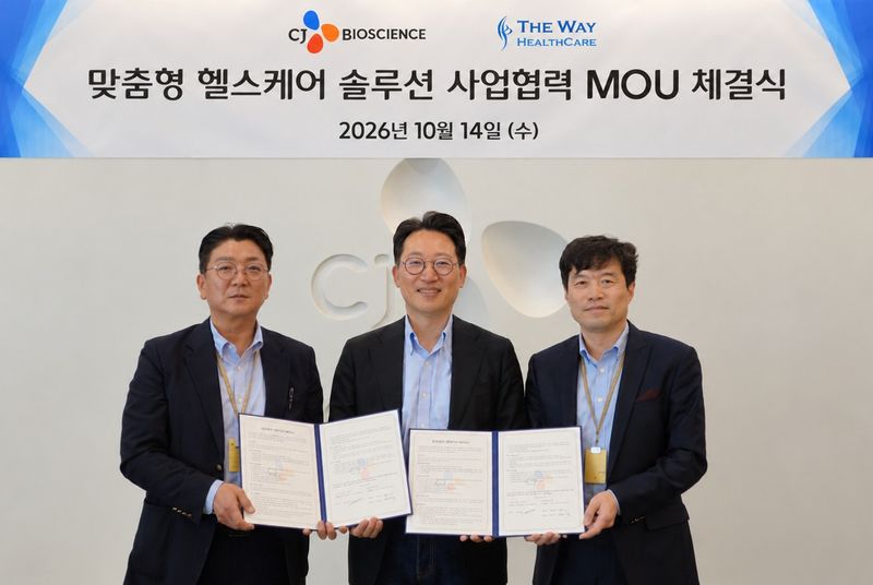 더웨이헬스케어 이정우 대표(왼쪽), CJ바이오사이언스 윤상배 대표(가운데), 더웨이헬스케어 최창민 대표가 마이크로바이옴 기반 맞춤형 헬스케어 솔루션 개발 및 사업화를 위한 업무협약 체결 후 기념촬영을 하고 있다. CJ바이오사이언스 제공