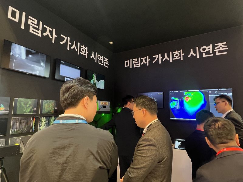 15일 서울 삼성동 코엑스에서 진행된 '반도체 대전(SEDEX)'을 찾은 관람객들이 신성이엔지 부스를 둘러보고 있다. 신성이엔지 제공