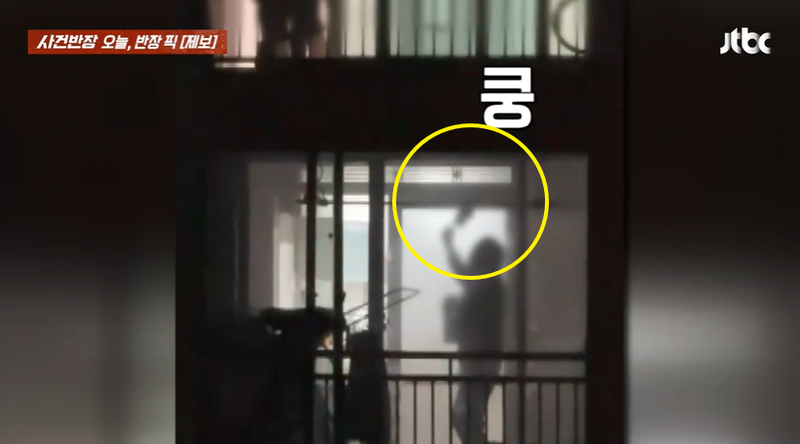 인천의 한 아파트에서 한 남성이 고무 망치로 추정되는 도구로 천장을 치고 있는 모습./사진=JTBC '사건반장' 캡처