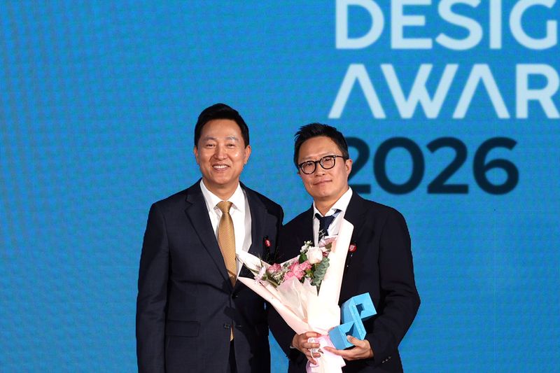 오세훈 서울시장(왼쪽)과 지성원 현대차 브랜드마케팅본부 부사장이 14일 열린 '서울디자인어워드 2026'에서 기념사진을 촬영하고 있다. 현대차 제공