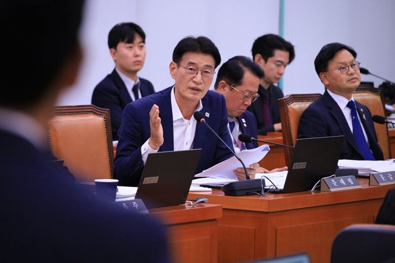 14일 국회 농림축산식품해양수산위원회의 한국농어촌공사 국정감사에서 문대림 더불어민주당 의원이 제주 농업용수 통합 광역화 사업의 준공 지연과 용수 확보 대책을 질의하고 있다. 문 의원은 저류지 확충과 농업용 지하수댐 적지 조사를 촉구했다. 사진=문대림 의원실