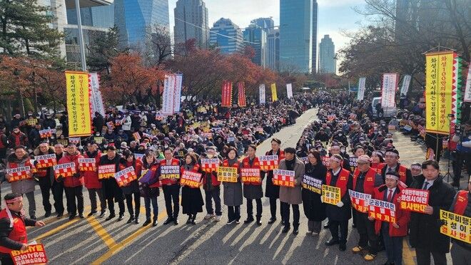 지난 2023년 11월 30일 서울 여의도 국회의사당 앞에서 열린 수원 전투비행장 예비후보지 철회 촉구 집회 모습. 화성시 제공
