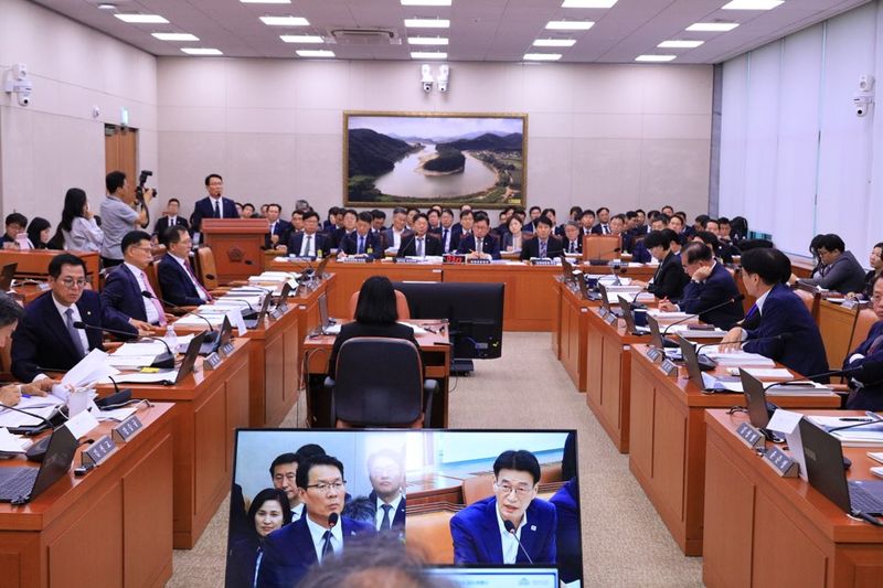14일 국회 농림축산식품해양수산위원회에서 한국농어촌공사 국정감사가 진행되고 있다. 이날 제주 농업용수 통합 광역화 사업의 공정률과 준공 지연 문제가 제기됐다. 사진=문대림 의원실