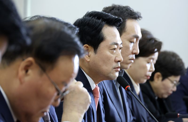 국민의힘 장동혁 대표가 15일 국회에서 열린 최고위원회의에서 발언하고 있다. 연합뉴스