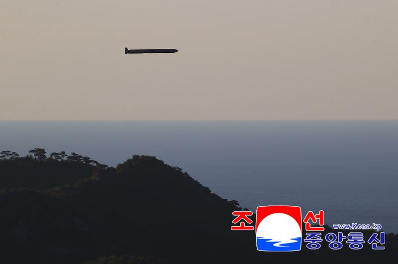 북한 미사일총국이 지난 14일 김정식 당 중앙위원회 제1부부장, 장창하 미사일총국장 등이 참관한 가운데 조선 동해에서 2종의 잠수함발사 전략순항미사일을 시험발사했다고 조선중앙통신이 15일 보도했다. 조선중앙통신 캡처