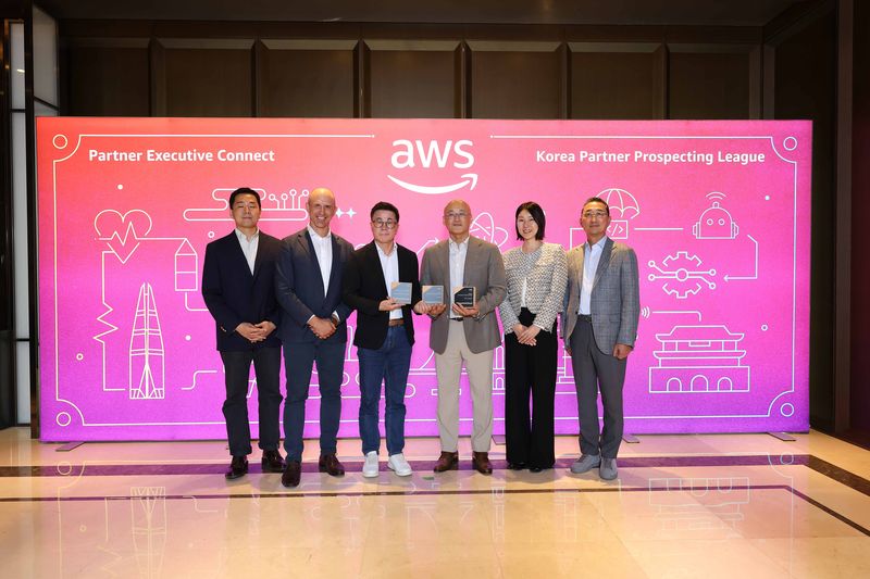 왼쪽부터 AWS 코리아 강동진 PDM 매니저, AWS APJ 제이미 사이먼(Jamie Simon) 파트너 총괄, 메가존클라우드 김종찬 유닛장, 염동훈 대표, AWS 코리아 방희란 파트너 총괄, 함기호 대표가 지난 14일 서울 조선팰리스에서 열린 AWS 주관 '2026년 하반기 KPPL' 행사에서 기념 촬영을 하고 있다. 메가존클라우드 제공