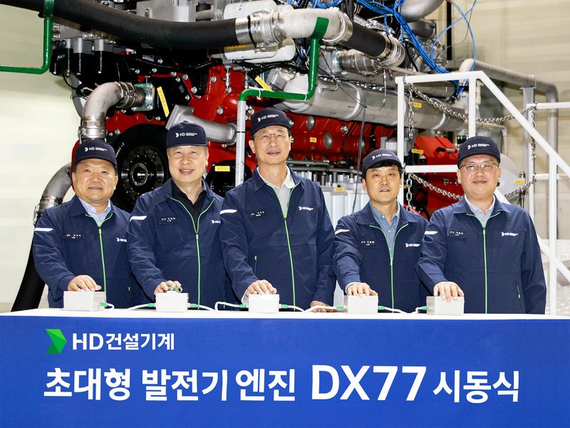 문재영 HD건설기계 사장(가운데)을 비롯한 관계자들이 HD건설기계가 군산 캠퍼스에서 DX77 발전용 디젤 엔진 시동식을 진행하고 있다. HD건설기계 제공