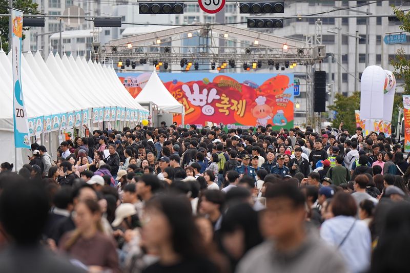 지난해 10월 대전 동구 소제동 카페거리와 대동천 일원에서 열린 대전빵축제에 몰린 인파. 대전시 제공