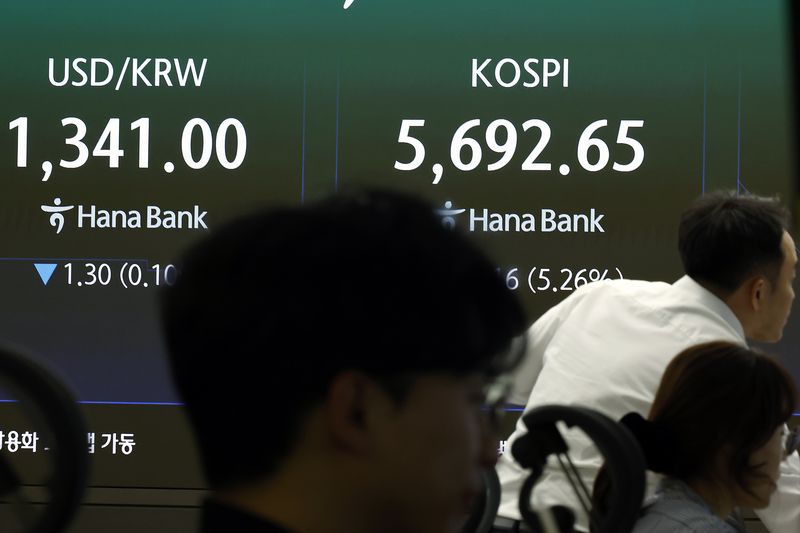 15일 오전 서울 중구 하나은행 본점 딜링룸 전광판에 코스피 등 시황이 표시되고 있다. ⓒ 뉴스1 박정호 기자