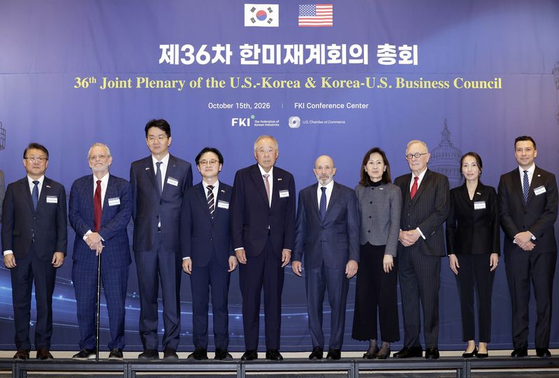 조원태(왼쪽 세번째부터) 한진그룹 회장, 김정관 산업통상부 장관, 류진 한미재계회의 위원장, 에반 그린버그 미한재계회의 위원장, 미셸 스틸 주한미국대사 등 참석자들이 15일 서울 영등포구 FKI 컨퍼런스센터에서 열린 제36회 한미재계회의 총회에서 기념촬영을 하고 있다. 사진=한국경제인협회