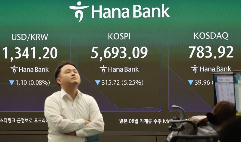 [서울=뉴시스] 권창회 기자 = 15일 오전 서울 중구 하나은행 딜링룸에서 딜러들이 업무를 보고 있다. 코스피가 전 거래일 대비 335.8포인트(5.59%) 내린 5673.01에 출발했다. 원달러 환율은 1341원으로, 코스닥 지수는 39.43포인트(4.79%) 내린 784.45에 거래를 시작했다. 2026.10.15. kch0523@newsis.com <저작권자ⓒ 공감언론 뉴시스통신사. 무단전재-재배포 금지.> /사진=뉴시스화상