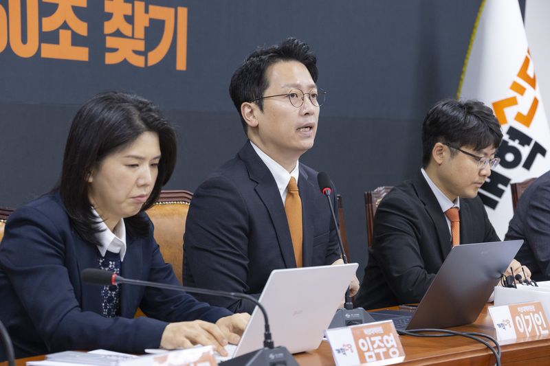 이기인 개혁신당 비상대책위원장이 15일 국회에서 열린 비대위 회의에서 당 쇄신 방향에 대해 말하고 있다. 연합뉴스