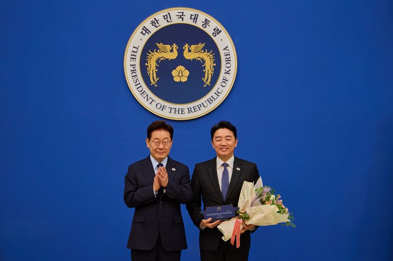이재명 대통령이 15일 청와대에서 강훈식 비서실장에게 공로패를 수여한 후 기념촬영을 하고 있다. 청와대 제공