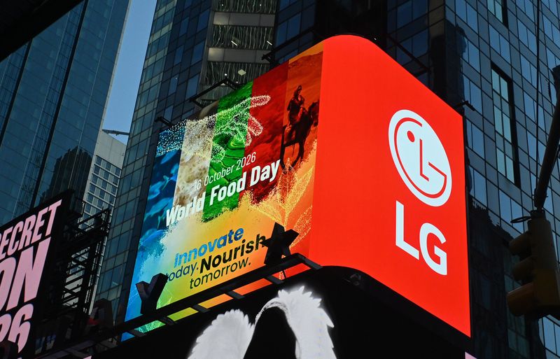 LG전자가 세계 식량의 날(10월 16일)을 맞아 미국 뉴욕 타임스스퀘어 옥외전광판에서 국제연합식량농업기구(UNFAO)가 제작한 캠페인 영상을 상영하고 있다. LG전자 제공