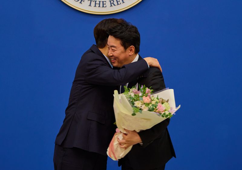 이재명 대통령이 15일 청와대에서 강훈식 전 비서실장에게 공로패를 전달한 뒤 포옹하고 있다. 청와대 제공
