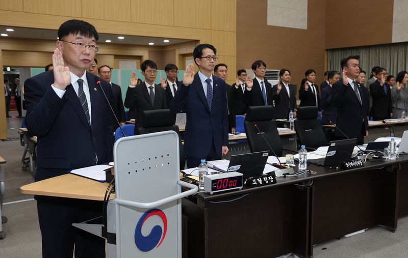 안형준 국가데이터처장이 15일 오전 정부대전청사에서 열린 국회 재정경제기획위원회의 국가데이터처, 관세청, 조달청에 대한 국정감사에서 증인 선서를 하고 있다. 뉴스1