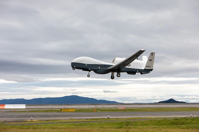 미 해군 무인 정찰기 MQ-4C 트리톤이 지난 2022년 10월 5일 일본 야마구치현에 위치한 미 해병대 이와쿠니 항공기지(MCAS Iwakuni)에서 이륙했다. 무인순찰비행대대 19(VUP-19) 소속의 이 기체는 지리적 이점과 연합 기지의 특성을 갖춘 이와쿠니 기지를 기점으로 임무를 수행 중이다. 미 국방영상정보배포서비스(DVIDS) 제공