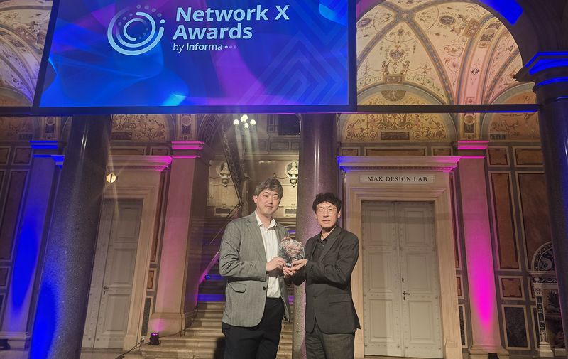 SK텔레콤은 글로벌 ICT 미디어·리서치 기업 인포마가 주관하는 네트워크 엑스(Network X) 어워드에서 통신 네트워크의 AX 기술 경쟁력을 인정받아 '가장 혁신적인 5G 통신 서비스' 부문을 수상했다고 15일 밝혔다. 사진은 나민수 SK텔레콤 비즈 테크팀 매니저(왼쪽)와 신홍석 유선 테크팀 매니저. SK텔레코 제공