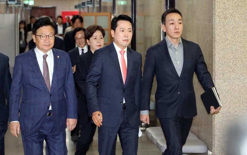 국민의힘 장동혁 대표(가운데)와 정점식 원내대표, 양향자 최고위원, 김민수 최고위원이 15일 국회에서 열린 최고위원회의에 입장하고 있다. 사진=박범준 기자