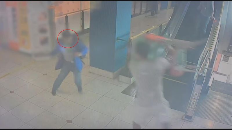 지난 13일 인천 남동구 구월동의 한 대형 상업시설에서 50대 남성(왼쪽)이 흉기 난동을 벌이고 있다. 2026.10.14. 사진=뉴시스(사진=인천 남동경찰서 제공)