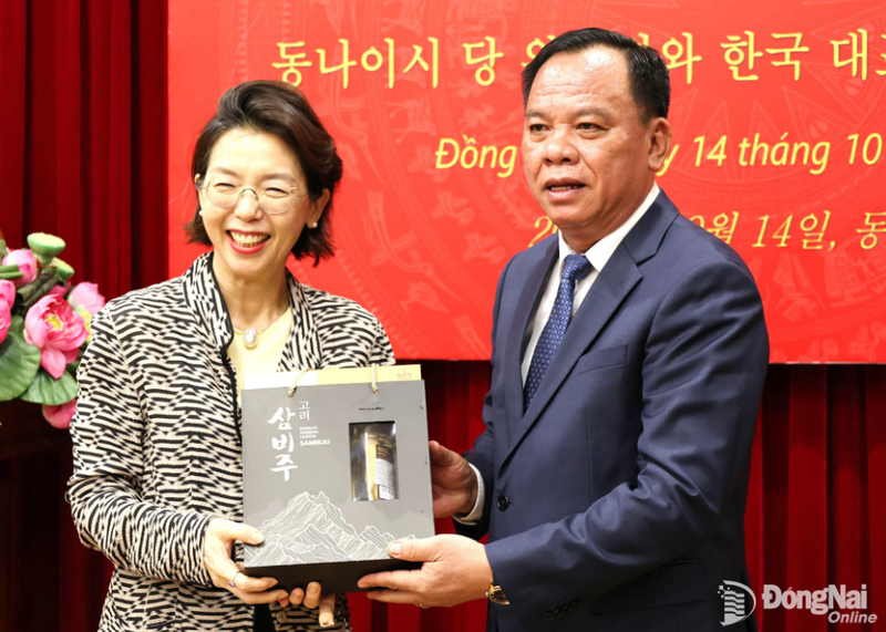 이미연 주베트남 한국대사관 대사(왼쪽)가 지난 14일 동나이시 당위원회 청사에서 보 딴 득 동나이시 당위원회 부서기에게 기념품을 전달하고 있다. 동나이시 제공