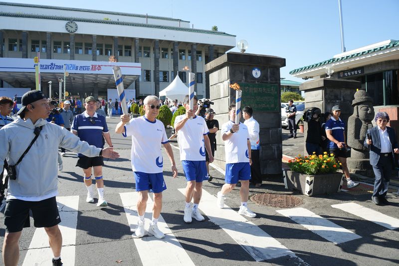 14일 제주도청 앞에서 열린 제107회 전국체육대회 성화 합화·봉송 출발식에서 주자들이 성화를 들고 이동하고 있다. 강화도 마니산과 제주돌문화공원에서 채화된 성화는 이날 하나로 합쳐져 도내 115개 구간을 순회한 뒤 16일 제주월드컵경기장 개회식에서 최종 점화된다. 사진=제주특별자치도