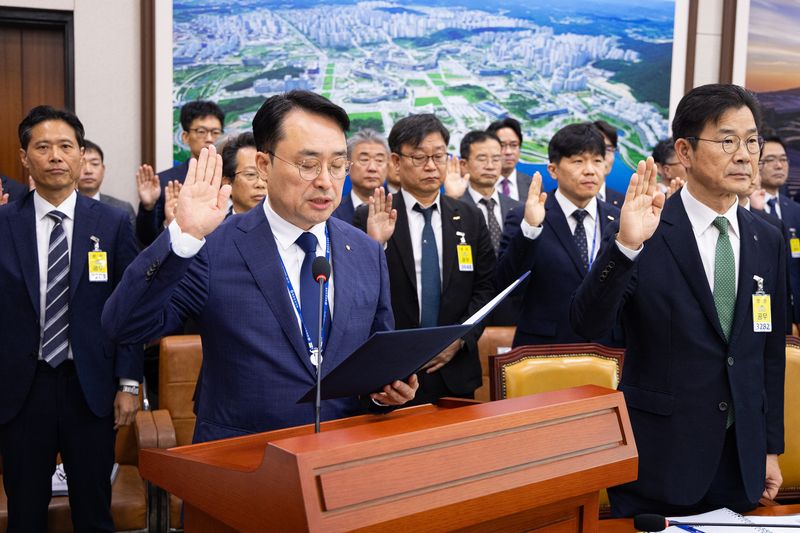 이헌욱 한국부동산원장을 비롯한 기관증인들이 15일 서울 여의도 국회에서 열린 국토교통위원회의 한국부동산원 등에 대한 국정감사에 출석해 증인 선서를 하고 있다. 사진=뉴스1화상