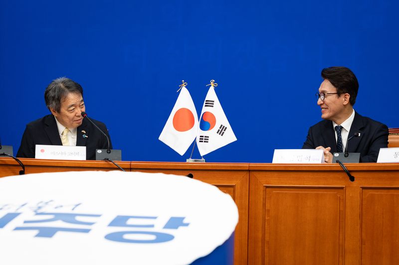 김민석 더불어민주당 대표가 15일 서울 여의도 국회에서 미즈시마 고이치 주한일본대사를 접견하고 있다. 뉴스1