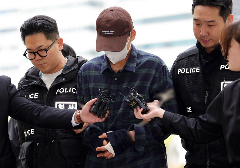 이혼 소송 중 장모를 살해하고 아내를 차량에 태워 도주한 혐의를 받는 20대 남성이 지난 13일 서울 송파구 동부지방법원에서 열린 구속 전 피의자 심문(영장실질심사)에 출석하고 있다. 뉴시스