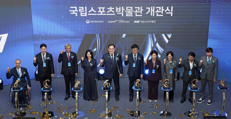 15일 서울 송파구 국립스포츠박물관 개관식에서 최휘영 문화체육관광부 장관(왼쪽 여섯번째)이 참석자들과 기념촬영을 하고 있다. 문체부 제공