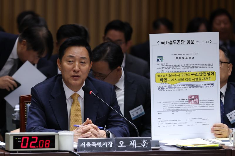 오세훈 서울시장이 15일 서울시청에서 열린 국회 행정안전위원회의 서울특별시에 대한 국정감사에서 의원 질의에 답변하고 있다. 뉴시스